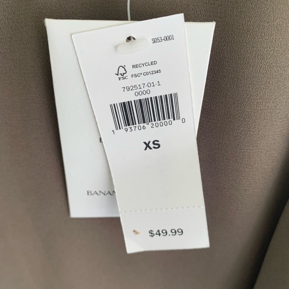 New With Tag! Banana Republic Sleeveless Light Tan Blouse Poppy Pleated Hem XS - Picture 9 of 10